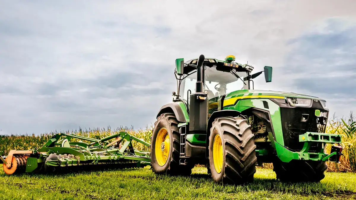 Trator agrícola com pneus de tração no campo